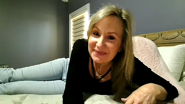 Snapshot of Lisaisluscious chatting on 10/25/25, 01:40 Lisaisluscious online show from 10/25/25, 01:40