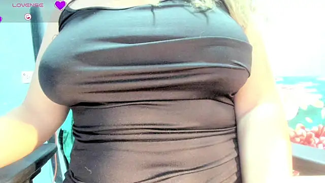 Snapshot of Tiffany_teressa chatting on 10/26/25, 04:18 Tiffany teressa online show from 10/26/25, 04:18