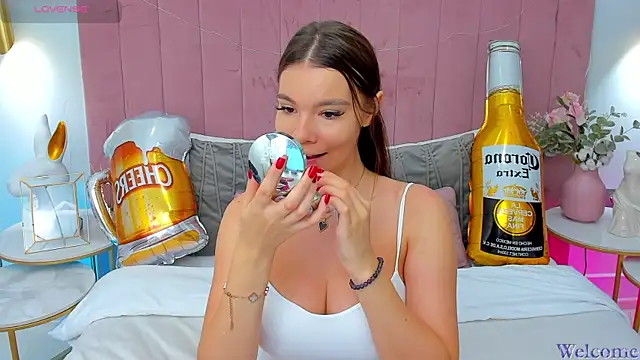 Snapshot of MiaMuse chatting on 09/23/25, 12:19 MiaMuse online show from 09/23/25, 12:19