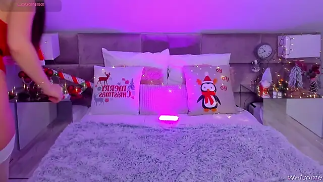 Snapshot of MiaMuse chatting on 12/14/25, 07:40 MiaMuse online show from 12/14/25, 07:40