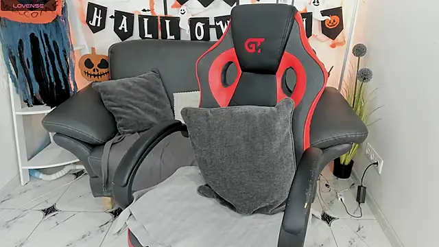 Snapshot of CharmedDoll chatting on 10/17/25, 06:27 CharmedDoll online show from 10/17/25, 06:27