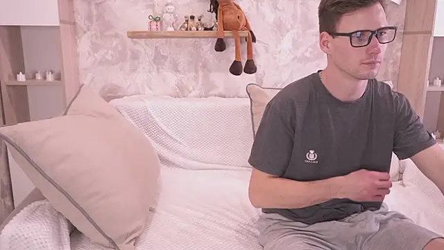 Snapshot of FluffyHat chatting on 12/14/25, 08:24 FluffyHat online show from 12/14/25, 08:24