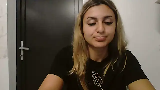 Snapshot of NicolePlay chatting on 06/04/26, 02:39 NicolePlay online show from 06/04/26, 02:39