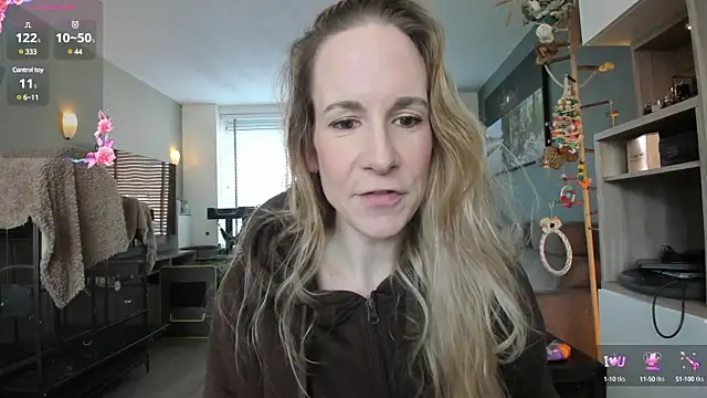 Snapshot of NaomiAndFriends chatting on 02/03/25, 10:03 NaomiAndFriends online show from 02/03/25, 10:03