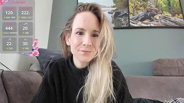 Snapshot of NaomiAndFriends chatting on 02/17/25, 10:18 NaomiAndFriends online show from 02/17/25, 10:18