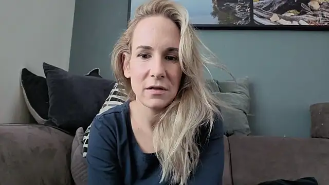 Snapshot of NaomiAndFriends chatting on 09/22/25, 11:23 NaomiAndFriends online show from 09/22/25, 11:23