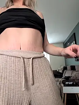 Snapshot of NaomiAndFriends chatting on 10/17/25, 11:46 NaomiAndFriends online show from 10/17/25, 11:46