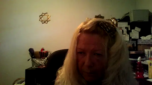 Snapshot of XTRAHORNYONE chatting on 10/13/25, 04:07 XTRAHORNYONE online show from 10/13/25, 04:07