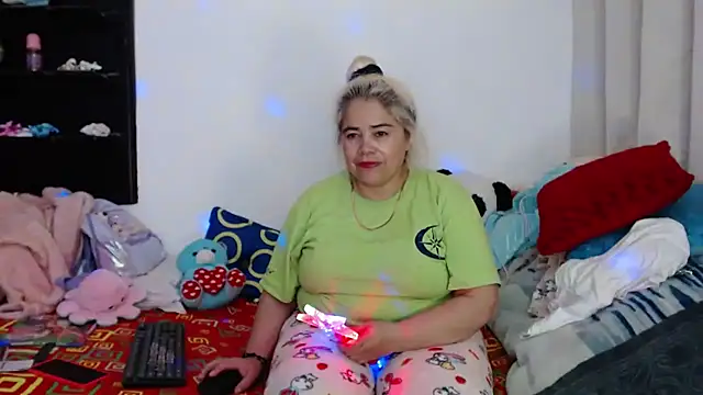 Snapshot of estrellita_fugaz16x chatting on 12/13/24, 03:27 estrellita fugaz16x online show from 12/13/24, 03:27
