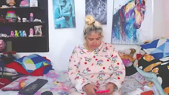 Snapshot of estrellita_fugaz16x chatting on 03/08/25, 03:24 estrellita fugaz16x online show from 03/08/25, 03:24