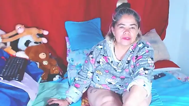 Snapshot of estrellita_fugaz16x chatting on 10/17/25, 03:42 estrellita fugaz16x online show from 10/17/25, 03:42