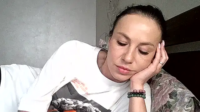 JulianaGold1 online show from 06/12/26, 02:05