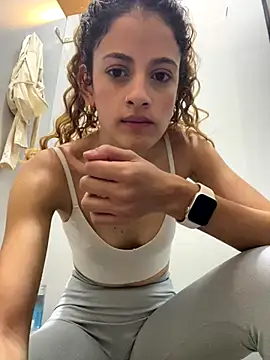 Snapshot of alana15 chatting on 10/19/25, 01:45 alana15 online show from 10/19/25, 01:45