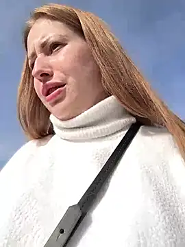 Snapshot of AlisaWhite chatting on 12/18/24, 11:24 AlisaWhite online show from 12/18/24, 11:24