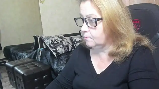 Snapshot of Frau_Marta chatting on 11/04/25, 12:37 Frau Marta online show from 11/04/25, 12:37