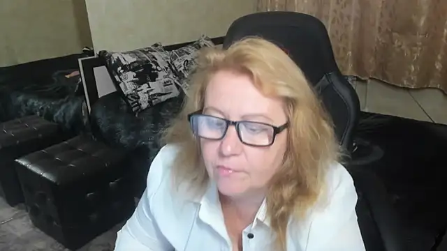 Snapshot of Frau_Marta chatting on 11/08/25, 01:22 Frau Marta online show from 11/08/25, 01:22