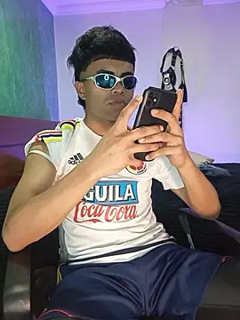 Snapshot of pinedasex777 chatting on 11/16/25, 01:11 pinedasex777 online show from 11/16/25, 01:11