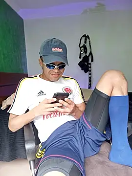 Snapshot of pinedasex777 chatting on 11/16/25, 02:33 pinedasex777 online show from 11/16/25, 02:33