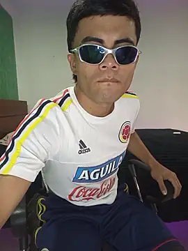 Snapshot of pinedasex777 chatting on 11/17/25, 10:10 pinedasex777 online show from 11/17/25, 10:10