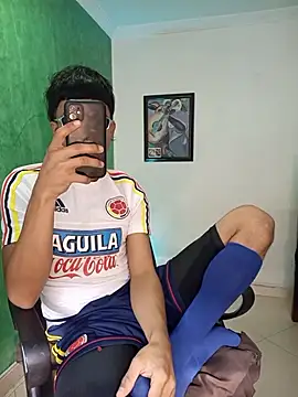 Snapshot of pinedasex777 chatting on 11/25/25, 12:27 pinedasex777 online show from 11/25/25, 12:27