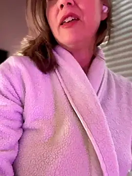 MaiseKnox online show from 11/15/25, 10:15