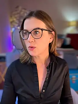 MaiseKnox online show from 05/07/26, 10:15