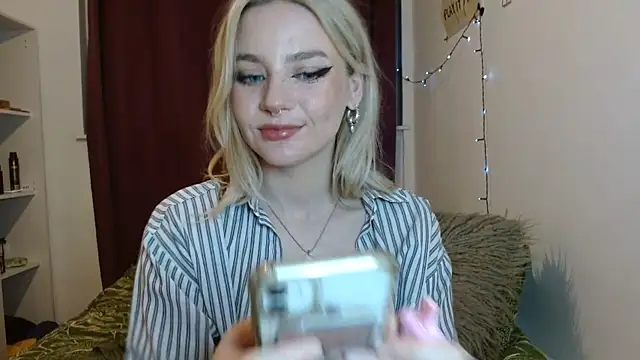 Snapshot of April_LoveUK chatting on 01/21/25, 10:41 April LoveUK online show from 01/21/25, 10:41