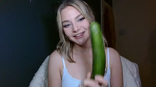 Snapshot of April_LoveUK chatting on 03/16/25, 11:04 April LoveUK online show from 03/16/25, 11:04