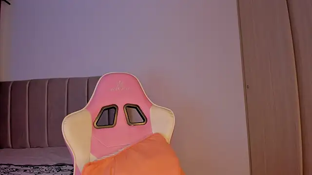 Snapshot of isa_bunny chatting on 09/23/25, 12:57 isa bunny online show from 09/23/25, 12:57