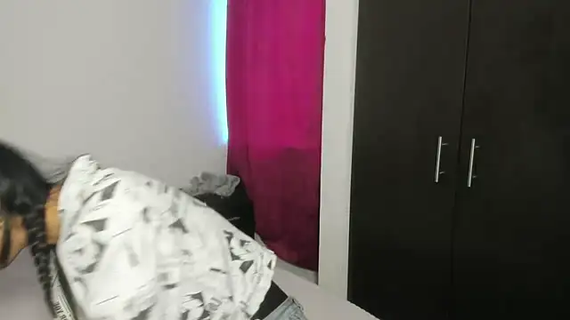 Snapshot of skinny_Yizz chatting on 10/17/25, 10:01 skinny Yizz online show from 10/17/25, 10:01