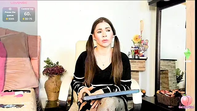Snapshot of Carla_expit chatting on 10/17/25, 12:25 Carla expit online show from 10/17/25, 12:25