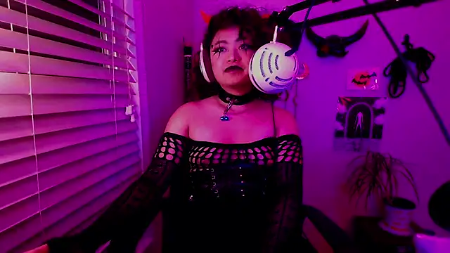 Snapshot of Azazelgains chatting on 12/17/25, 05:24 Azazelgains online show from 12/17/25, 05:24