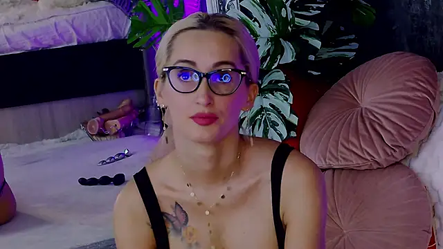 Snapshot of IsabelleEthan chatting on 10/05/25, 01:48 IsabelleEthan online show from 10/05/25, 01:48