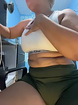 Snapshot of maymercy chatting on 11/13/25, 03:55 maymercy online show from 11/13/25, 03:55