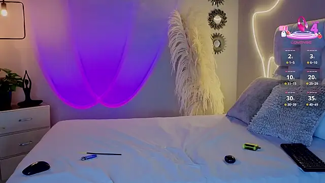 Snapshot of pamela_reyes_ chatting on 10/25/25, 06:24 pamela reyes  online show from 10/25/25, 06:24