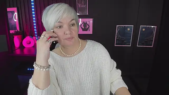 Snapshot of CarmenSoft chatting on 10/28/25, 08:55 CarmenSoft online show from 10/28/25, 08:55