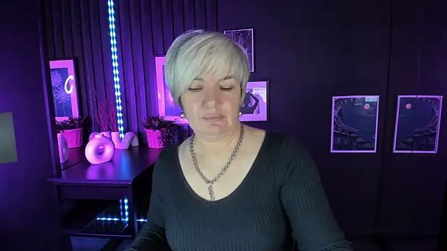 Snapshot of CarmenSoft chatting on 11/16/25, 08:58 CarmenSoft online show from 11/16/25, 08:58