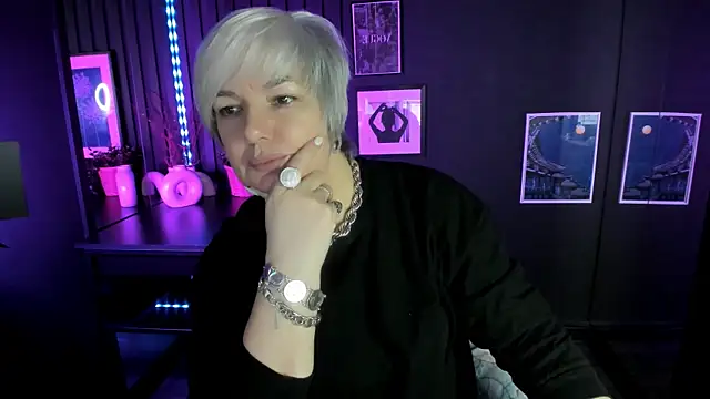 Snapshot of CarmenSoft chatting on 11/18/25, 08:35 CarmenSoft online show from 11/18/25, 08:35