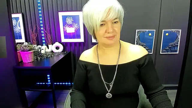 Snapshot of CarmenSoft chatting on 11/28/25, 08:33 CarmenSoft online show from 11/28/25, 08:33