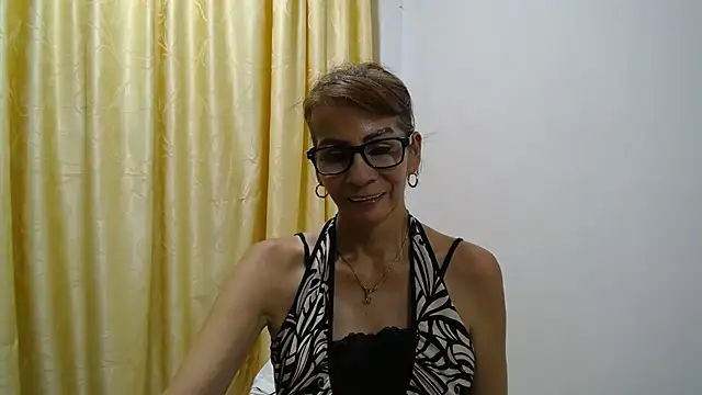 Snapshot of mommysexy16 chatting on 10/10/25, 03:49 mommysexy16 online show from 10/10/25, 03:49