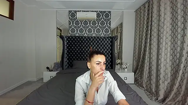 Rebecca Diamond online show from 10/06/25, 05:27