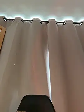 Snapshot of curchez_ chatting on 11/21/25, 05:11 curchez online show from 11/21/25, 05:11