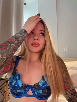 Snapshot of curchez_ chatting on 12/04/25, 08:28 curchez online show from 12/04/25, 08:28