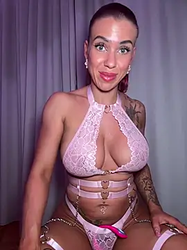 Snapshot of Pia_July_ chatting on 10/22/25, 08:19 Pia July online show from 10/22/25, 08:19