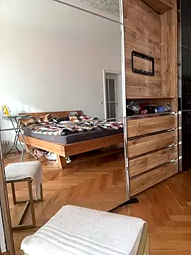 Snapshot of Pia_July_ chatting on 10/27/25, 01:04 Pia July online show from 10/27/25, 01:04