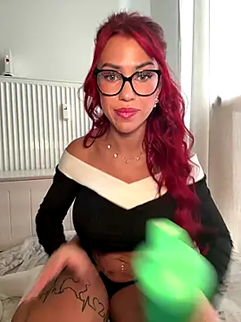 Snapshot of Pia_July_ chatting on 12/16/25, 02:00 Pia July online show from 12/16/25, 02:00