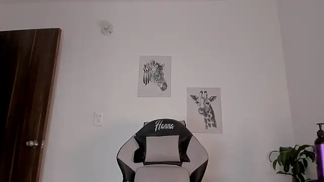 Snapshot of Hanna_Risso chatting on 11/24/25, 06:18 Hanna Risso online show from 11/24/25, 06:18