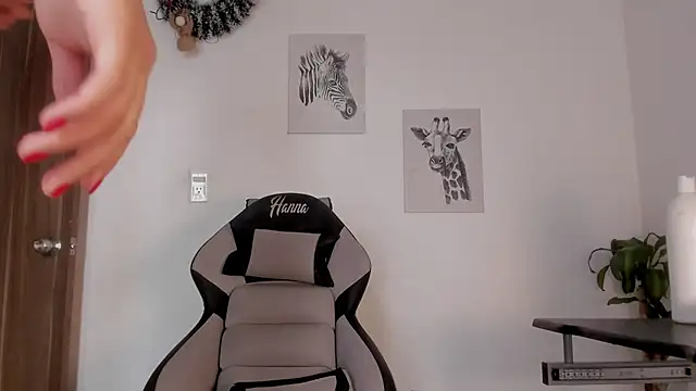 Snapshot of Hanna_Risso chatting on 12/05/25, 05:20 Hanna Risso online show from 12/05/25, 05:20