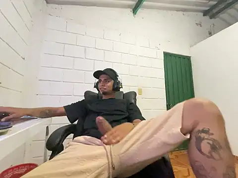Snapshot of Max_TheHorseDick chatting on 11/08/25, 10:52 Max TheHorseDick online show from 11/08/25, 10:52