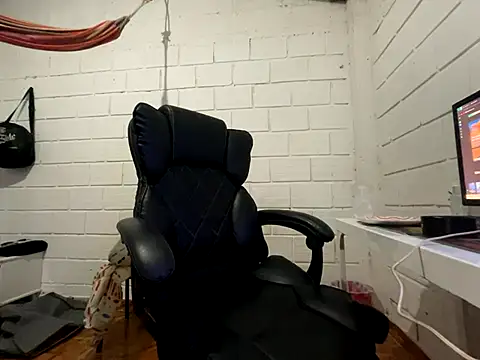 Snapshot of Max_TheHorseDick chatting on 12/16/25, 02:05 Max TheHorseDick online show from 12/16/25, 02:05